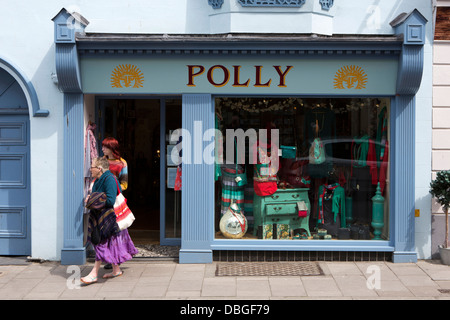 Großbritannien, Wales, Ceredigion, Aberystwyth, Stadtzentrum, Schwefelquelle Street, Polly Bekleidungsgeschäft Stockfoto