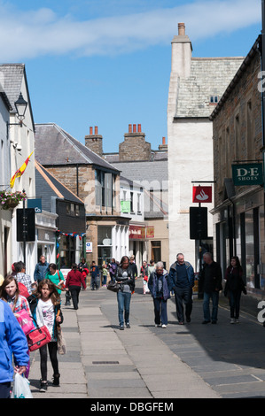 Albert Street, der Haupteinkaufsstraße in Kirkwall, Festland, Orkney. Stockfoto