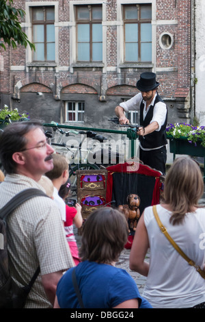 Blick auf Straße Animation mit Marionette während der Gentse Feesten Zuschauer / Genter Feste in Gent, Belgien Stockfoto