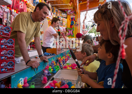 Hook-a-Ente / Duck Pond Spiel, traditionellen Festplatz stall Spiel auf Reisen Jahrmarkt / Kirmes Reisen Stockfoto