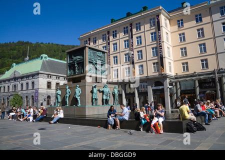 Bergen Norwegen Europa Sailors Monument dramatische Wahrzeichen und Treffpunkt im zentralen Quadrat der Fußgängerzone Torgallmenningen platzieren. Stockfoto