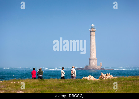 Frankreich, Normandie, Goury, Cap De La Hague Leuchtturm mit Besuchern. Stockfoto