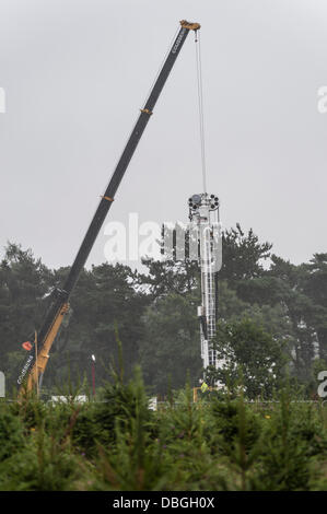 Balcombe, UK. 30. Juli 2013. Hohem Niveau als Demonstranten am Balcombe Geister weiter zu protestieren und behindern Lastwagen Eingabe der Fracking-Website in West Sussex, UK. Bohren auf der Website wird bald beginnen, wie das Rigg ist kurz vor der Fertigstellung unter Lizenz durch das Energieunternehmen Cuadrilla. Bildnachweis: Lee Thomas/Alamy Live-Nachrichten Stockfoto