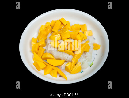 Klebreis in Kokosmilch mit Reife Mango, isoliert. Stockfoto