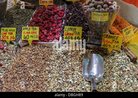 Ein Foto von verschiedenen Tees auf einem Markt in Istanbul. Stockfoto