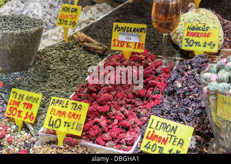 Ein Foto von verschiedenen Tees auf einem Markt in Istanbul. Stockfoto