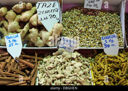 Ein Foto von einigen Kräutern auf einem Markt in Istanbul. Stockfoto