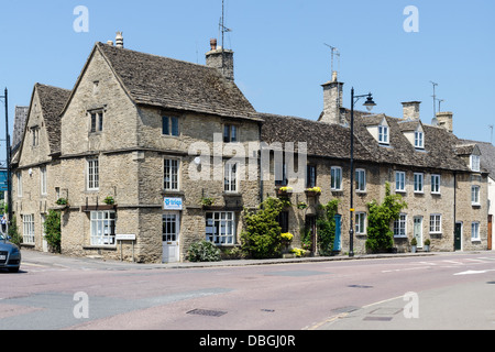 Alten Steinhütten auf der Hauptstraße in Cotswold Stadt von Tetbury Stockfoto