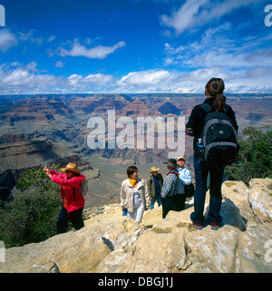 Grand Canyon National Park, South Rim, Arizona, USA - Touristen gefährlich auf den Rand einer Klippe steht und ein Bild Stockfoto