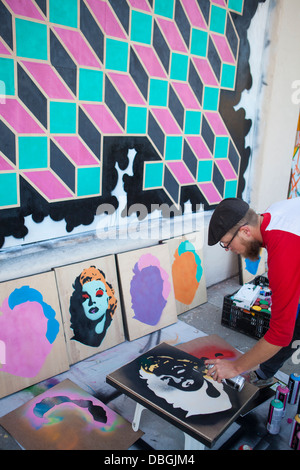 Künstler Cory Anglin, Künstler machen ein Street Szene Wandbild, The Funk Zone, Santa Barbara, Kalifornien, Deutschland Stockfoto