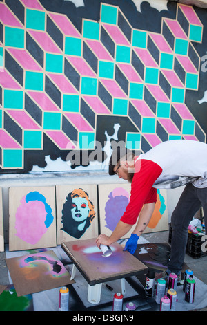 Künstler Cory Anglin, Künstler machen ein Street Szene Wandbild, The Funk Zone, Santa Barbara, Kalifornien, Deutschland Stockfoto