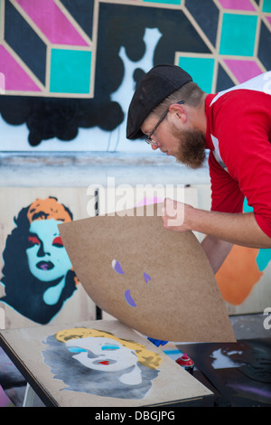 Künstler Cory Anglin, Künstler machen ein Street Szene Wandbild, The Funk Zone, Santa Barbara, Kalifornien, Deutschland Stockfoto