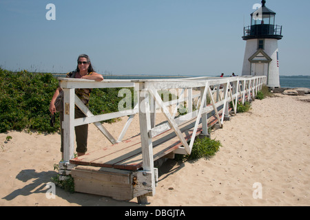 Massachusetts, Nantucket. Alten Holzsteg, Brant Point Lighthouse, das zweite älteste Leuchtturm in den USA. Stockfoto