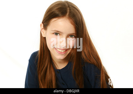 Porträt von lächelnden preteen Mädchen isoliert auf weiss Stockfoto