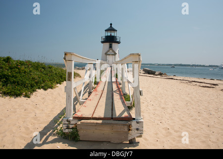 Massachusetts, Nantucket. Alten Holzsteg, Brant Point Lighthouse, das zweite älteste Leuchtturm in den USA. Stockfoto