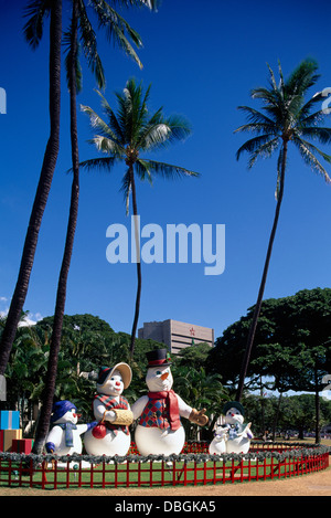 Honolulu, Oahu, Hawaii, HI, Vereinigte Staaten - Schneemann Familie Weihnachtsfiguren und Dekorationen in Honolulu Hale (Rathaus) Stockfoto