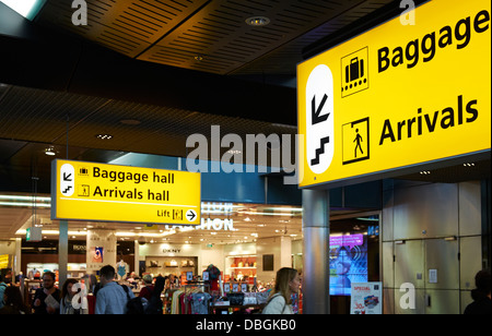 Gepäck und Ankunft Halle Sign. Amsterdam Schiphol Flughafen. Stockfoto