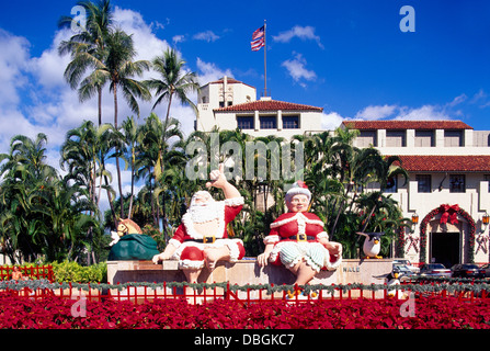 Honolulu, Oahu, Hawaii, HI, Vereinigte Staaten - Santa Claus und Frau Claus Weihnachtsfiguren und Dekorationen in Honolulu Hale (Rathaus) Stockfoto
