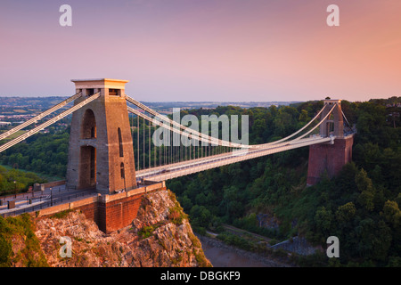 Clifton Suspension Bridge beleuchtet bei Nacht Sonnenuntergang Clifton downs Bristol Avon England UK GB EU Europa Stockfoto