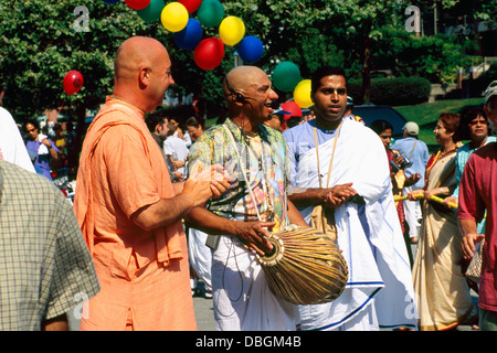 Anhänger chant Hare-Krishna am Wagen Parade und Festival of India, Vancouver, BC, Britisch-Kolumbien, Kanada Stockfoto