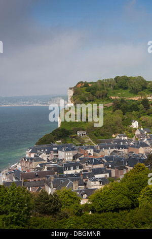 Frankreich, Normandie, Yport, Stadt und Klippen, erhöhte Ansicht. Stockfoto