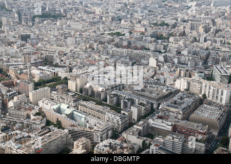 Blick vom Eiffelturm über die gepackte Dächer von Paris. Stockfoto