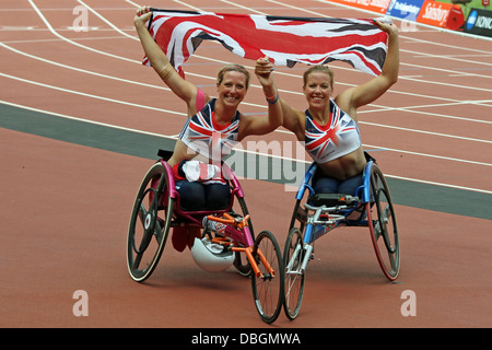 Melissa NICHOLLS & Hannah COCKROFT GB nach Beendigung 100m Frauen T33 T34 - Finale bei der Jubiläumsspiele im Olympiapark Stockfoto