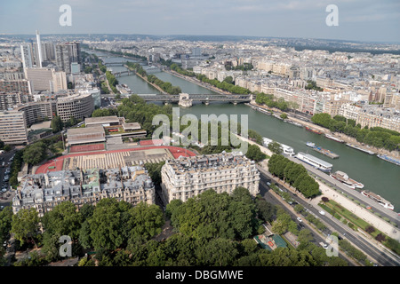 Blick vom Eiffelturm Suche entlang der Ile des Cygnes & der Seine in Paris, Frankreich. Stockfoto