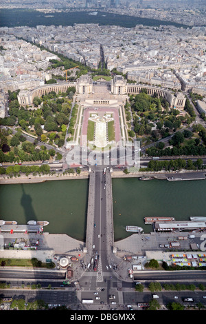 Blick vom Eiffelturm entfernt mit Blick auf die Pont d'Iéna & am Ufer gegenüber der Jardins du Trocadéro, Paris, Frankreich. Stockfoto