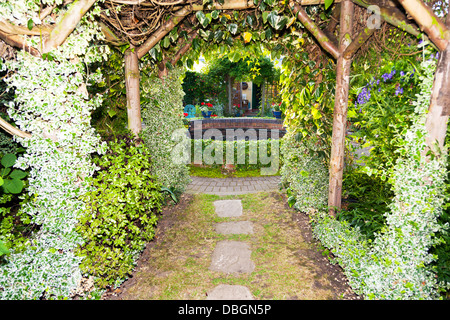 Typische englische Garten Laube Arch Torbogen Baldachin Tunnel führt im Garten Stockfoto