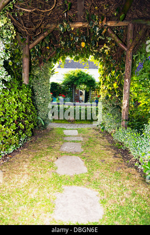 Typische englische Garten Laube Arch Torbogen Baldachin tunnel Stockfoto