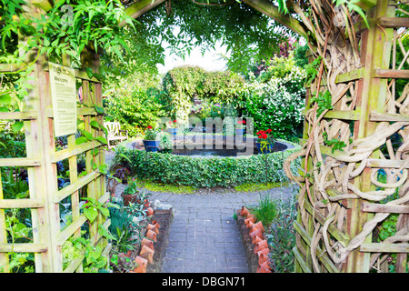 Typische englische Garten Laube Arch Torbogen Canop Spalier Stockfoto