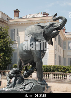 "Jeune Elefant Pris au Piège (junger Elefant mit einer Falle genommen) von Emmanuel Frémiet außerhalb des Musee d ' Orsay, Paris, Frankreich. Stockfoto
