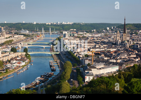 Frankreich, Normandie, Rouen, erhöhte Stadtansicht mit Dom und Seineufer, morgen. Stockfoto