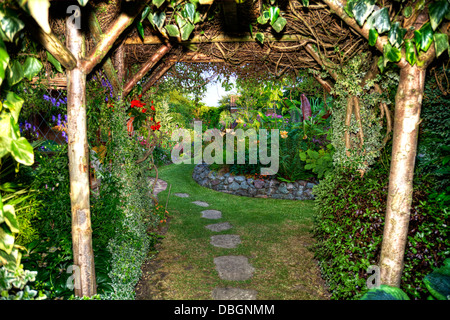 Typisch Englisch Garten Laube Arch Torbogen Baldachin führend im Garten Stockfoto