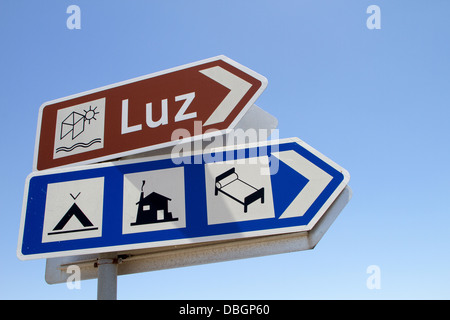 Praia da Luz, ein hübsches Fischerdorf und Feriendorf an der südwestlichen Küste Portugals Algarve. Stockfoto