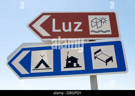 Praia da Luz, ein hübsches Fischerdorf und Feriendorf an der südwestlichen Küste Portugals Algarve. Stockfoto