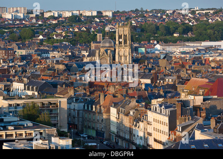 Frankreich, Normandie, Dieppe, erhöhte Stadtansicht mit Kirche Eglise St-Jacques. Stockfoto