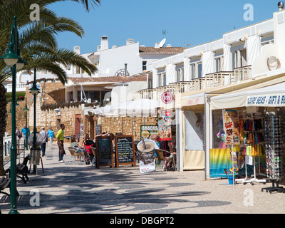 Praia da Luz, ein hübsches Fischerdorf und Feriendorf an der südwestlichen Küste Portugals Algarve. Stockfoto