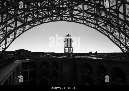 Schwarz-weiß des Leuchtturms von Fort Point unter der Überkonstruktion der Golden Gate Bridge in San Francisco Stockfoto