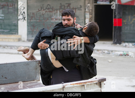23. Oktober 2012 - Aleppo, Syrien: A Freie Syrische Armee, die Mitglied von einem Pickup-Truck zu einem frontline Krankenhaus durchgeführt wird. Stockfoto