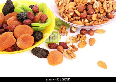 Getrockneten Früchten und Nüssen in Vasen isoliert auf weißem Hintergrund. Stockfoto