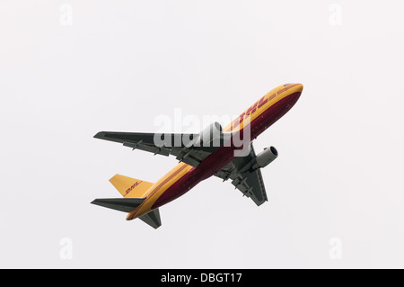 Eine Boeing 767 im Besitz und betrieben von ABX Air und im unverwechselbaren DHL gelb und rote Lackierung startet vom Vancouver International Stockfoto