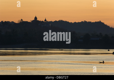 Boote Angeln am Fluss Mekong bei Sonnenuntergang, gesehen von Muang Khong, wo die Türme des Wat (Kloster) am Hut Xai Khun hinter, Don Khong Insel, Si Phan Don (vier tausend Inseln), Laos Stockfoto