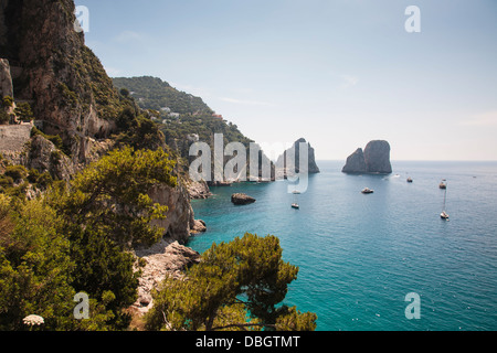 Die drei Faraglioni (Stapel} abseits die Insel Capri, Italien. Stockfoto