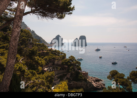 Die drei Faraglioni (Stapel} abseits die Insel Capri, Italien. Stockfoto