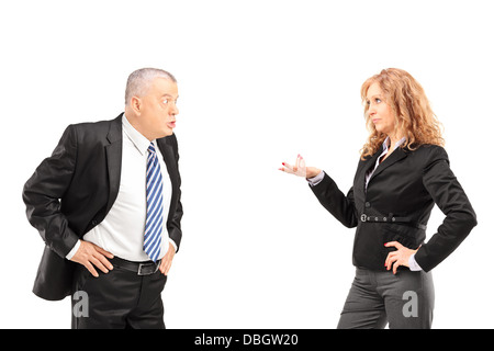 Reifer Mann mit einer Meinungsverschiedenheit mit einer Frau, die isoliert auf weißem Hintergrund Stockfoto