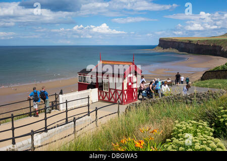 Blick über Saltburn Beach von oben promenade Cliff Lift/Straßenbahn. Saltburn am Meer, North Yorkshire, England, Vereinigtes Königreich Stockfoto