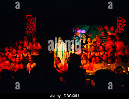 Jugendliche auf der Bühne Schule spielen Joseph und Technicolor Dreamcoat Stockfoto