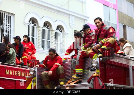 Freiwillige Feuerwehr sitzt auf einem Feuerwehrauto auf die Wong-Parade am 21. Juli 2013 in den Stadtteil Miraflores, Lima, Peru. Stockfoto